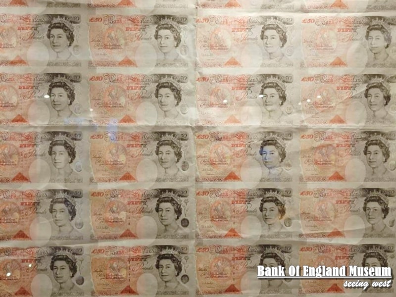 英倫銀行博物館展出的伊麗莎白二世肖像 £50 鈔票整版印刷樣本，顯示防偽圖案與印刷細節。