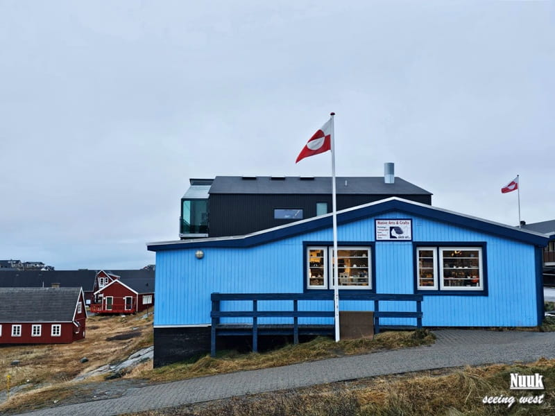 努克藍色建築外觀，彩色木屋群丹麥旗飄揚，現代黑樓海邊港口景，格陵蘭首都街景實拍。